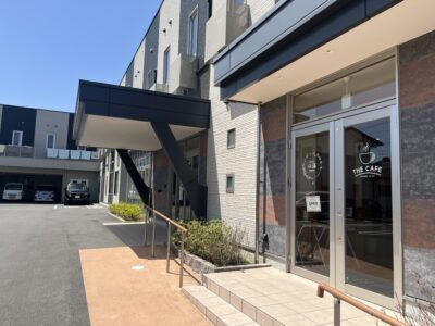 ロイヤルスイートハートせながわ　外観（併設カフェ）