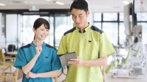 特定技能「介護」で外国人を雇用するには？介護分野における在留資格・就労ビザの比較