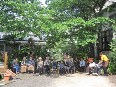 大石内科循環器科医院デイサービス 中庭画像