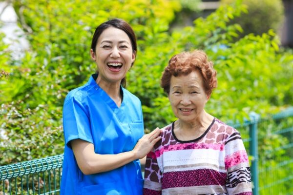 定年後も介護業界で輝く！60代・介護職経験者の仕事探し イメージ